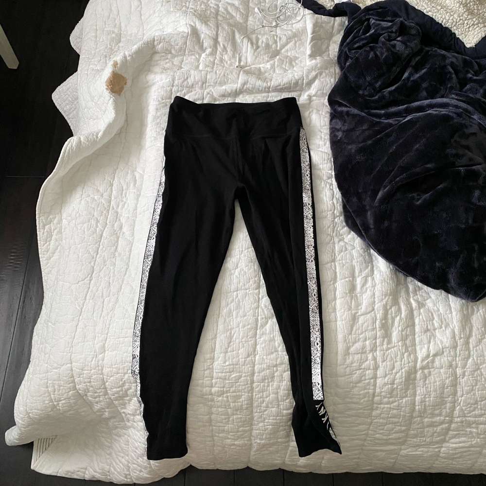 SUPER CUTE LEGGINGS NEVER WORN!